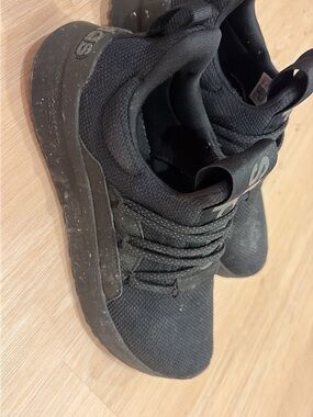 adidas Men's Black Low-Top Sneakers